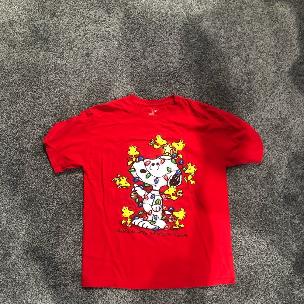 Women’s large peanuts tee